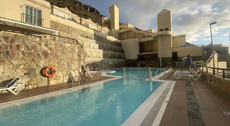 Modernes Einfamilienhaus über dem Schwimmbad