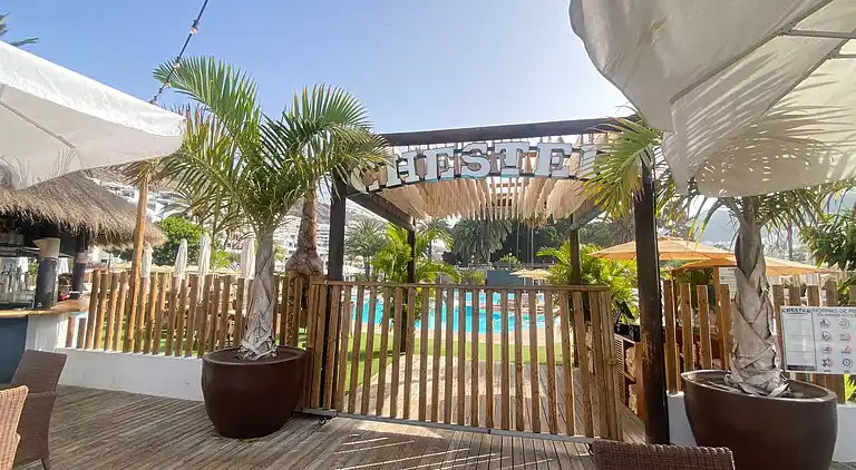 Modernes Einfamilienhaus über dem Schwimmbad