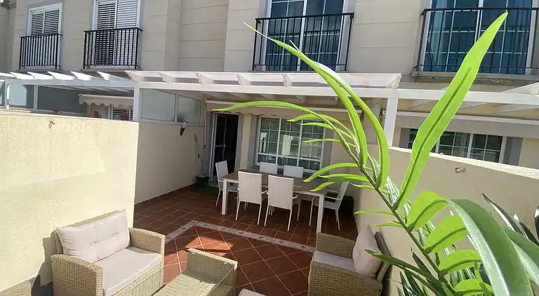 Modernes Einfamilienhaus über dem Schwimmbad