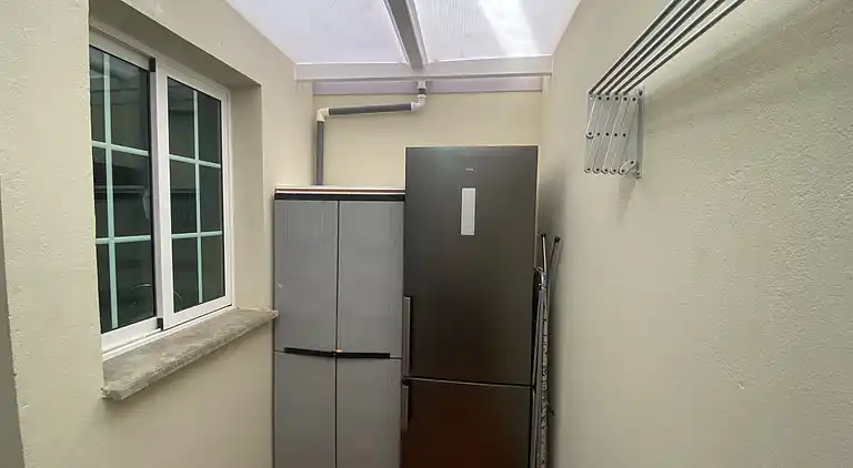 Modernes Einfamilienhaus über dem Schwimmbad
