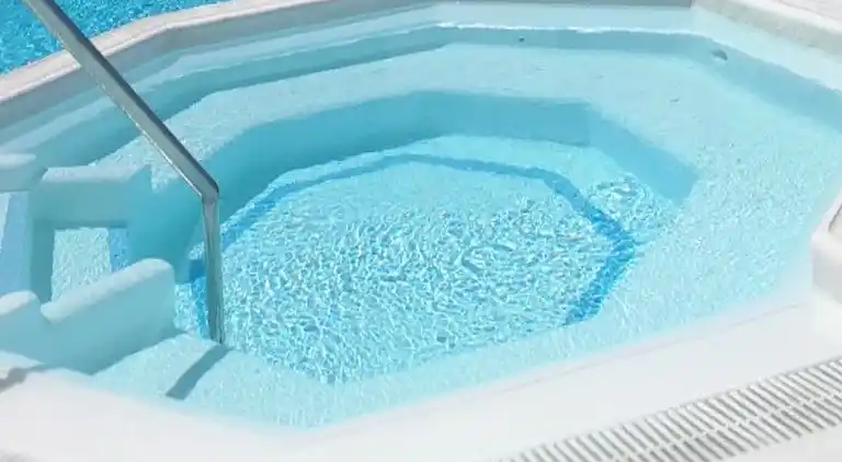 Modernes Einfamilienhaus über dem Schwimmbad