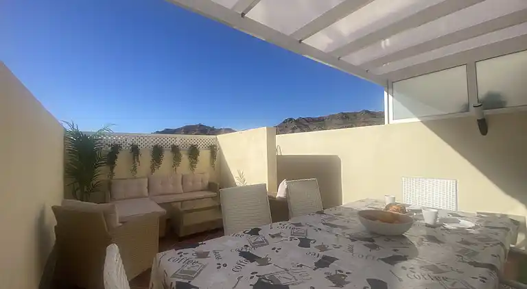 Modernes Einfamilienhaus über dem Schwimmbad