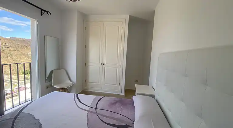 Modernes Einfamilienhaus über dem Schwimmbad