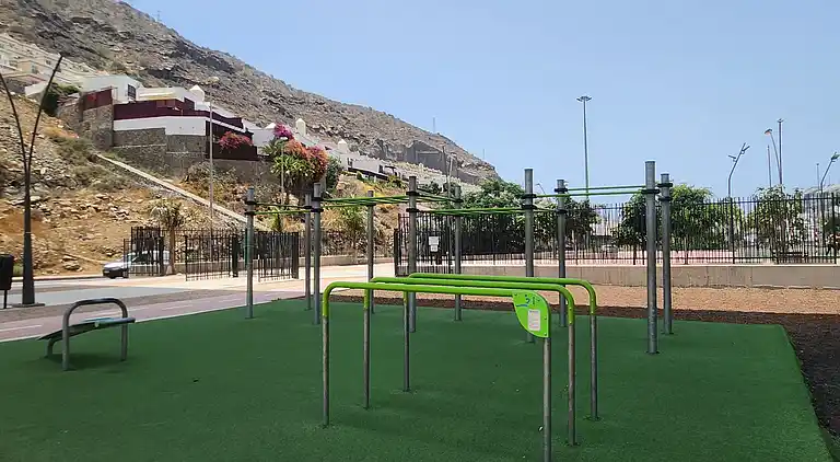 Modernes Einfamilienhaus über dem Schwimmbad
