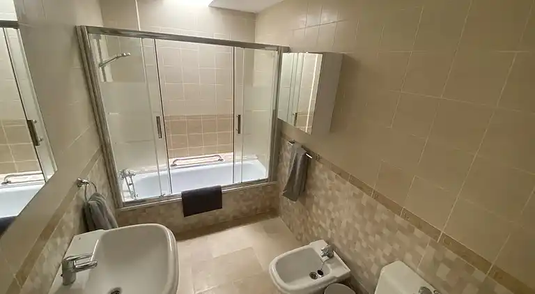Modernes Einfamilienhaus über dem Schwimmbad