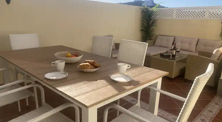 Modernes Einfamilienhaus über dem Schwimmbad