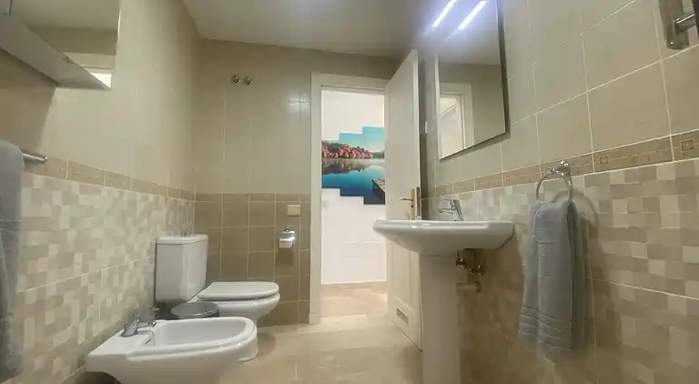 Modernes Einfamilienhaus über dem Schwimmbad