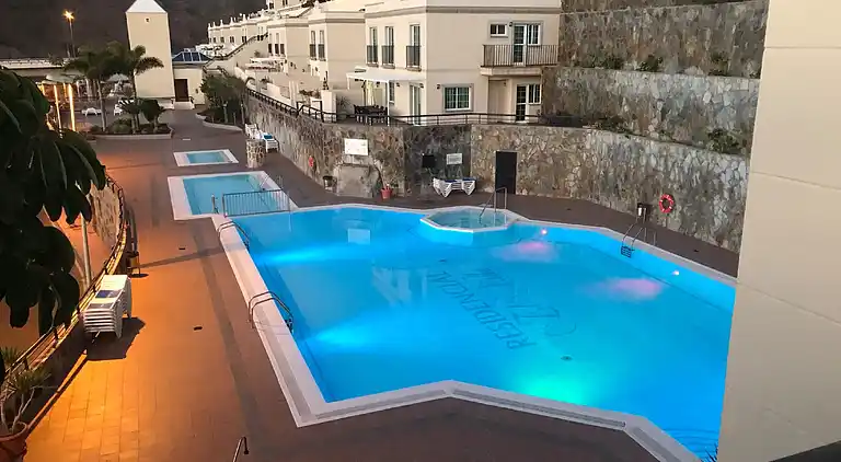 Modernes Einfamilienhaus über dem Schwimmbad