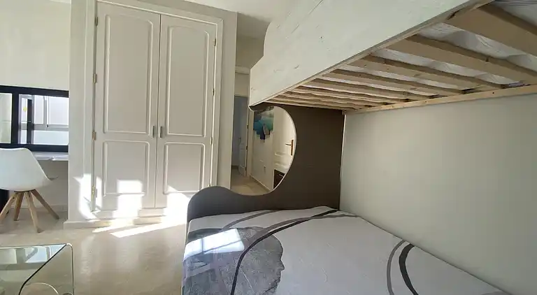 Modernes Einfamilienhaus über dem Schwimmbad