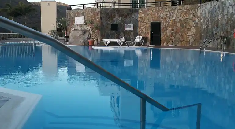 Modernes Einfamilienhaus über dem Schwimmbad