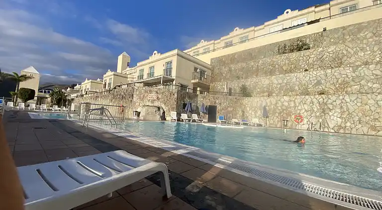 Modernes Einfamilienhaus über dem Schwimmbad