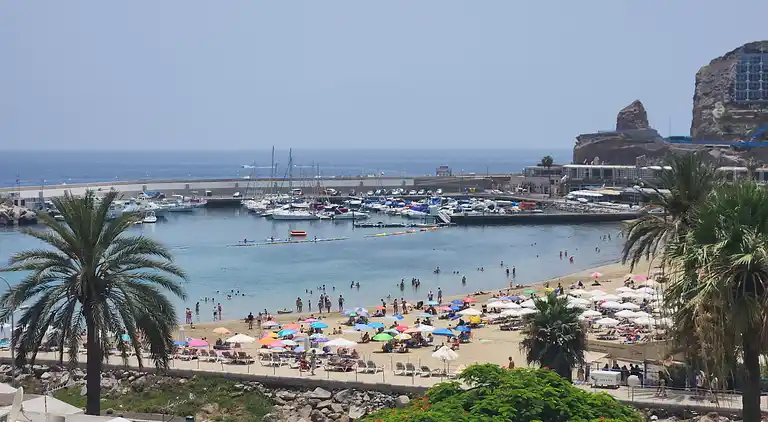 Modernes Einfamilienhaus über dem Schwimmbad
