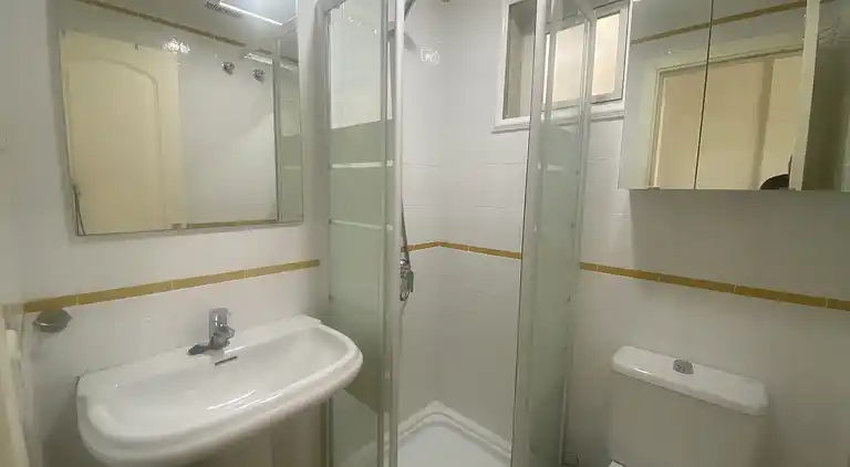 Modernes Einfamilienhaus über dem Schwimmbad