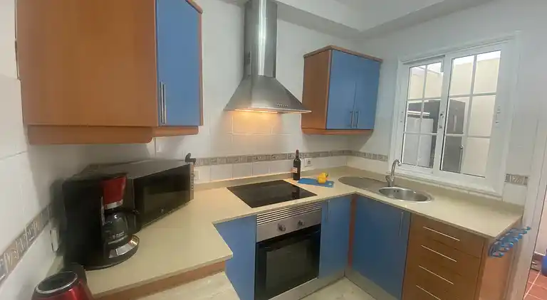 Modernes Einfamilienhaus über dem Schwimmbad