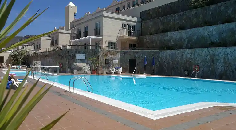 Modernes Einfamilienhaus über dem Schwimmbad