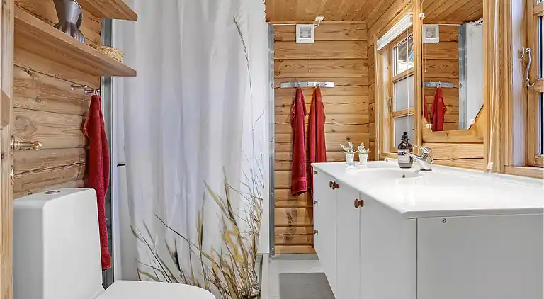 Hyggeligt bjælkehus med panoramaudsigt