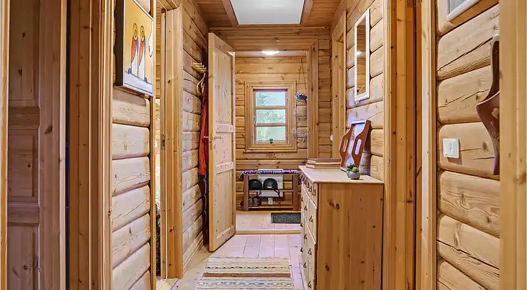 Hyggeligt bjælkehus med panoramaudsigt