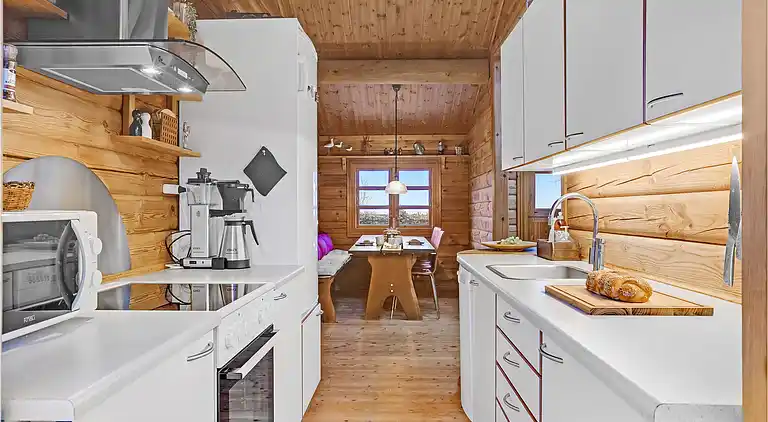 Hyggeligt bjælkehus med panoramaudsigt