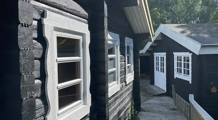 Hyggeligt bjælkehus med panoramaudsigt