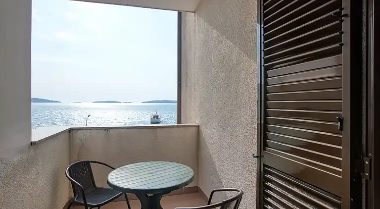 1-Zimmer-Ferienwohnung am Strand Brodarica, Sibenik