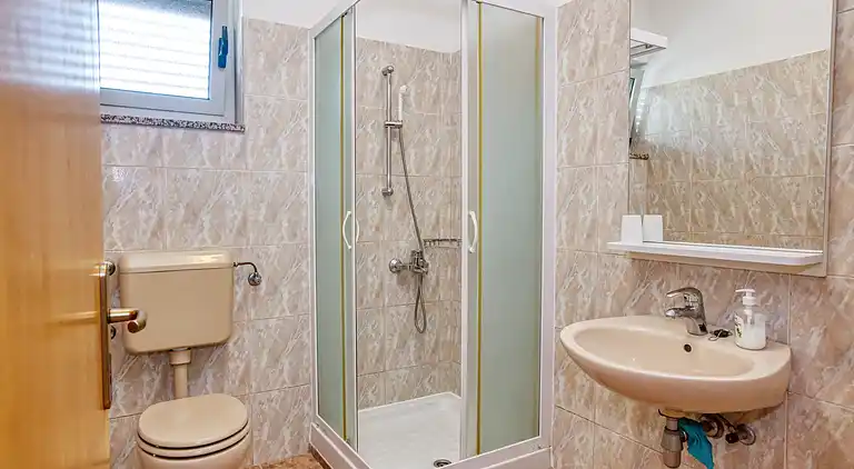 1-Zimmer-Ferienwohnung am Strand Brodarica, Sibenik