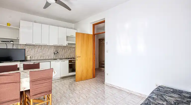 1-Zimmer-Ferienwohnung am Strand Brodarica, Sibenik