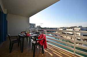 Flat with terrace near the beach