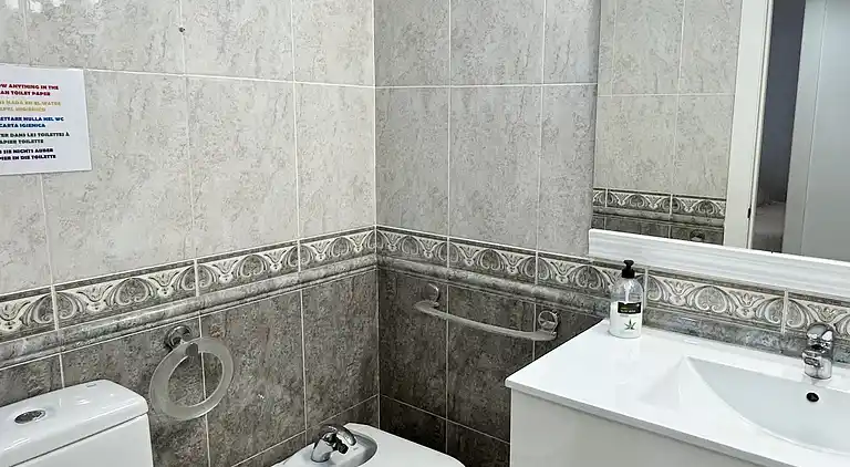 Große Wohnung in einer sehr ruhigen Gegend und gut verbunden