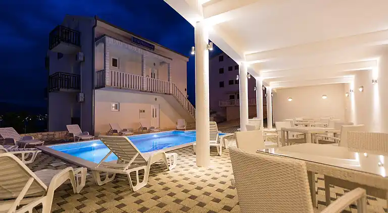 2-Zimmer-Ferienwohnung mit Balkon und Meerblick Okrug Donji,