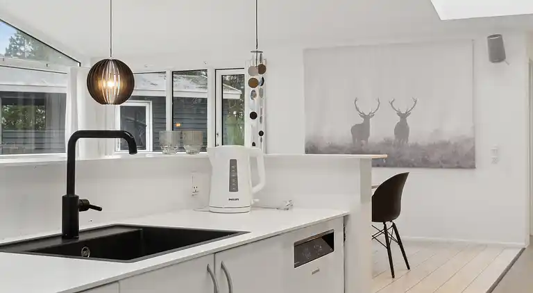 Dejligt sommerhus med havudsigt og pool