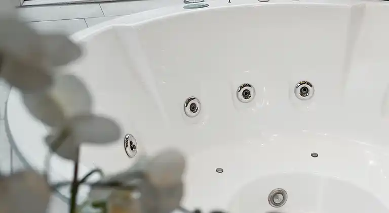 Dejligt sommerhus med havudsigt og pool