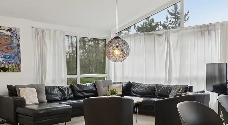 Dejligt sommerhus med havudsigt og pool