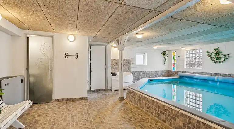 Kindvriendelijk huisje met groot binnenzwembad