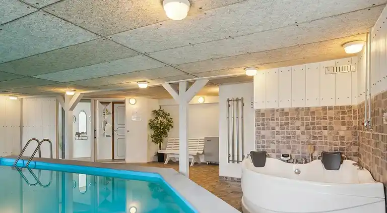 Kindvriendelijk huisje met groot binnenzwembad