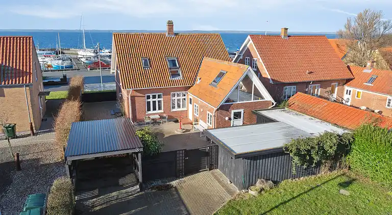 Ferienhaus mit Blick auf Meer und Hafen