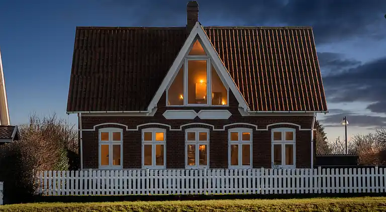 Ferienhaus mit Blick auf Meer und Hafen