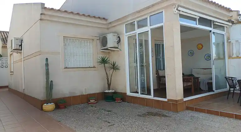 Bungalow in der Nähe des Strandes in Torrevieja, Aguas