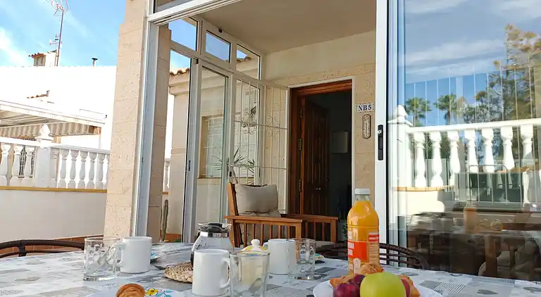 Bungalow in der Nähe des Strandes in Torrevieja, Aguas