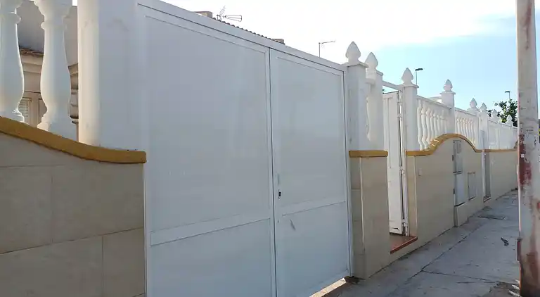 Bungalow in der Nähe des Strandes in Torrevieja, Aguas