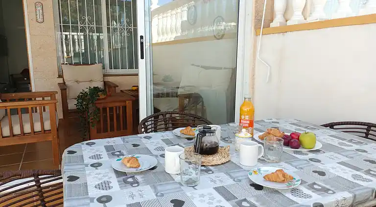 Bungalow in der Nähe des Strandes in Torrevieja, Aguas