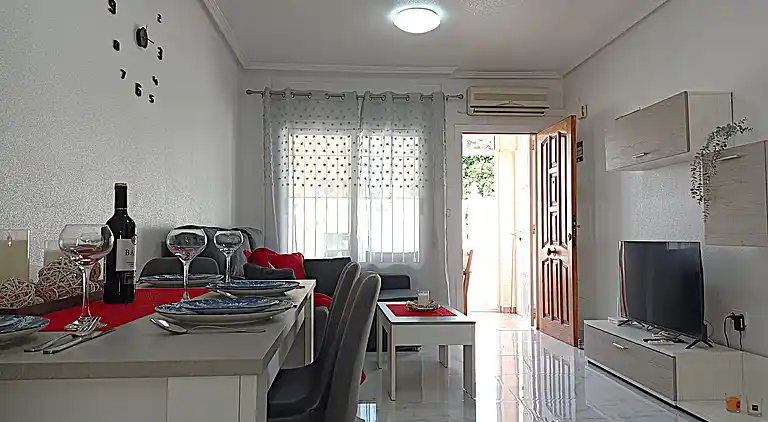 Bungalow in der Nähe des Strandes in Torrevieja, Aguas