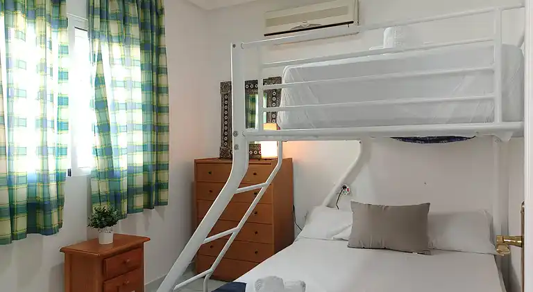 Bungalow in der Nähe des Strandes in Torrevieja, Aguas