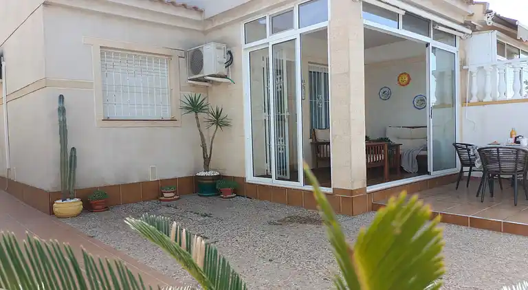 Bungalow in der Nähe des Strandes in Torrevieja, Aguas