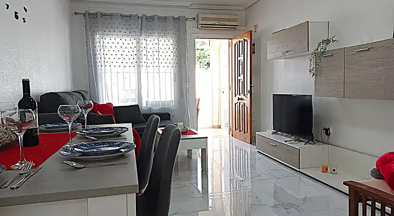 Bungalow in der Nähe des Strandes in Torrevieja, Aguas