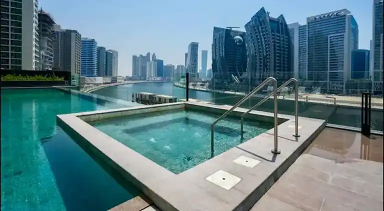 Geräumiges 1-Schlafzimmer, Blick auf Burj, Infinity-Pool und