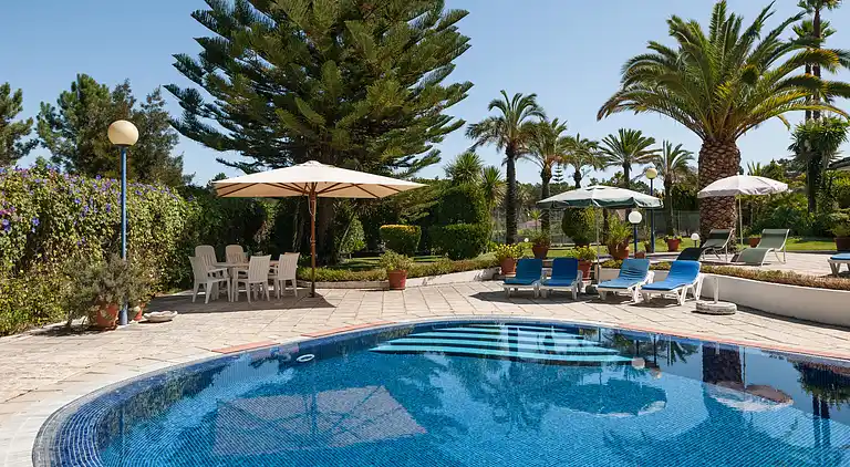 Magnifique Villa mit großem Pool, Tennisplatz und exotische