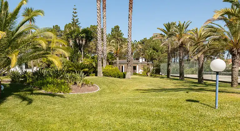 Magnifique Villa mit großem Pool, Tennisplatz und exotische