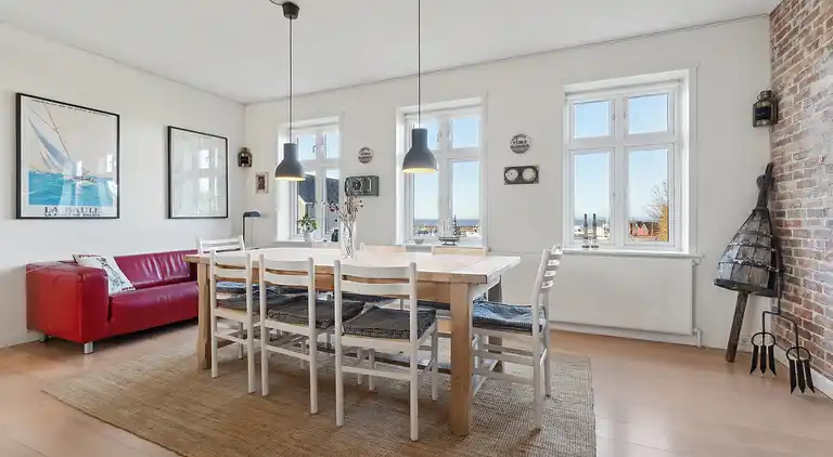 Ferienhaus mit Blick auf Meer und Hafen