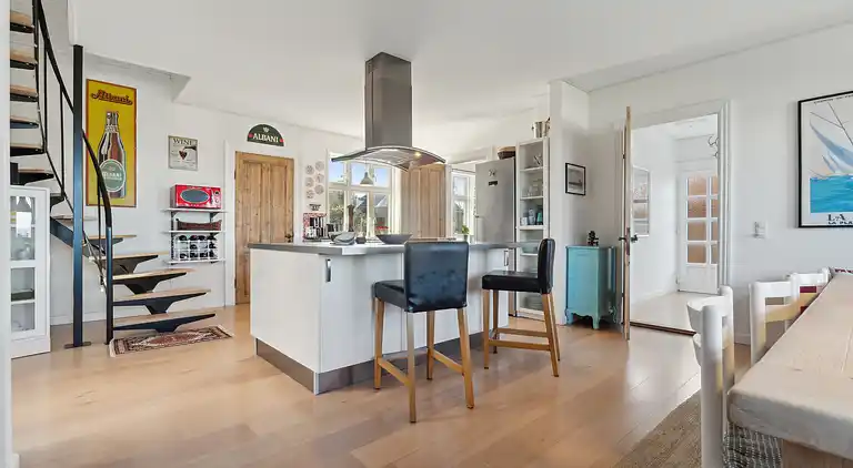 Ferienhaus mit Blick auf Meer und Hafen