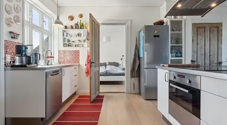 Ferienhaus mit Blick auf Meer und Hafen